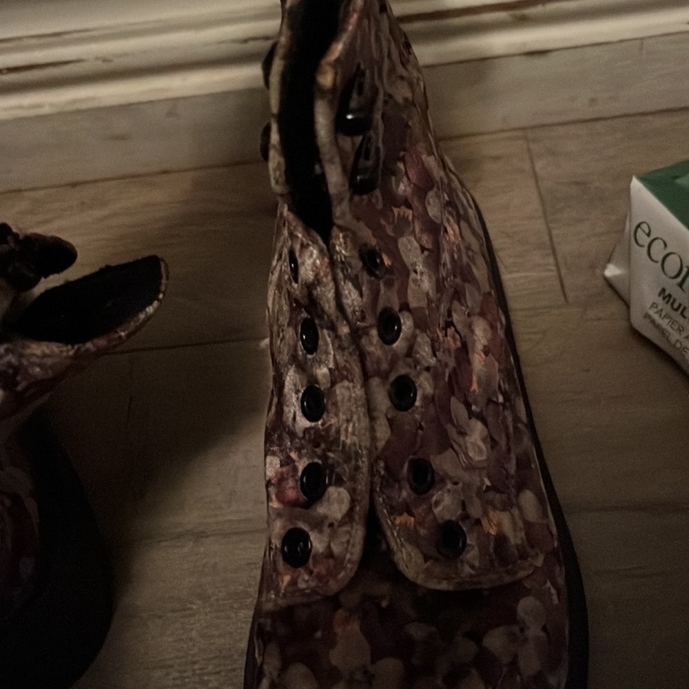 Boots - Picture 3 of 6
